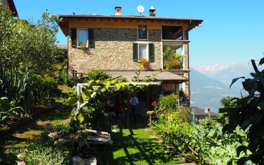 Signorile Villa con giardino! Stupenda vista sulle Alpi!