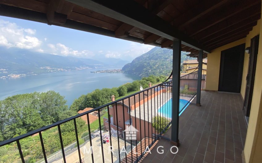 Appartamento con ampio balcone stupenda vista lago in residence con piscina
