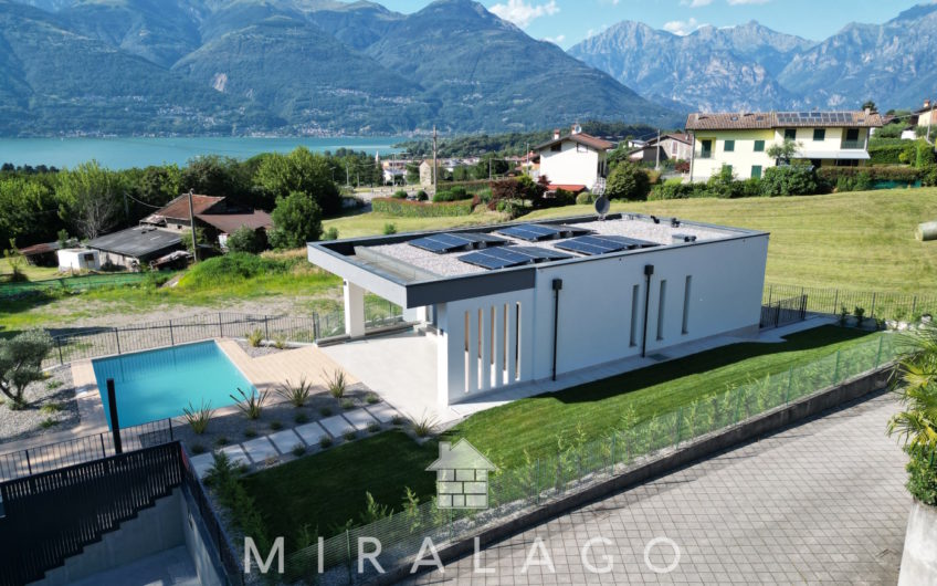 Nuova villa moderna vista lago con piscina