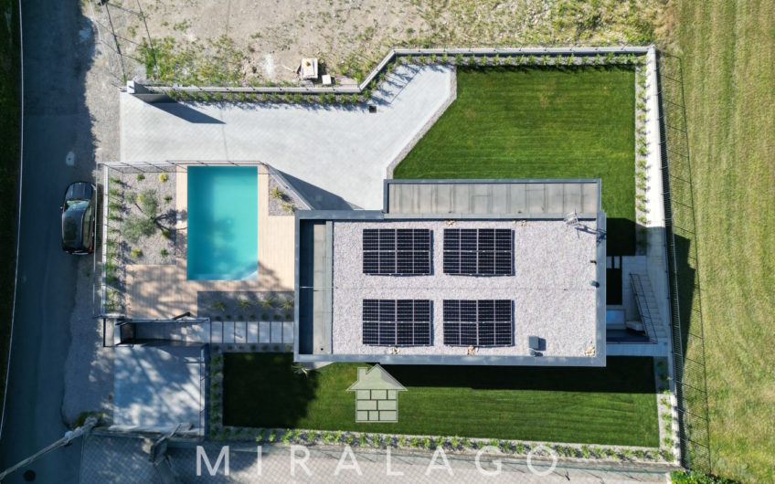 Nuova villa moderna vista lago con piscina