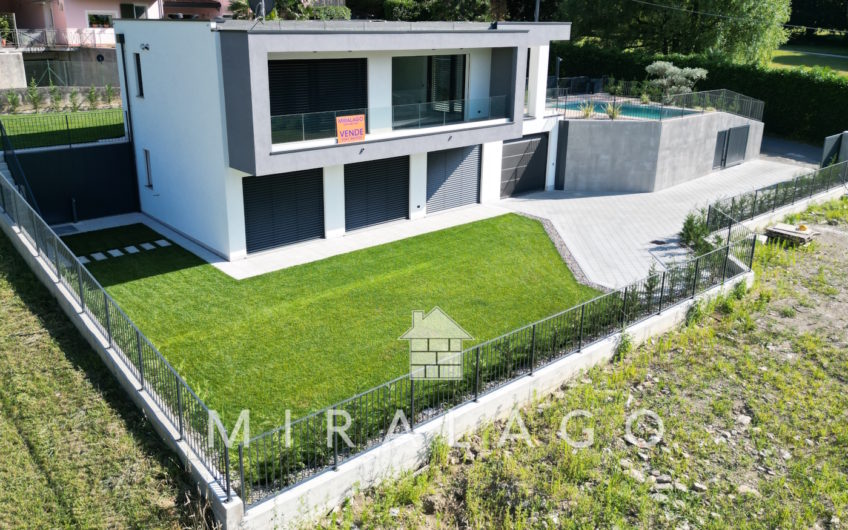 Nuova villa moderna vista lago con piscina