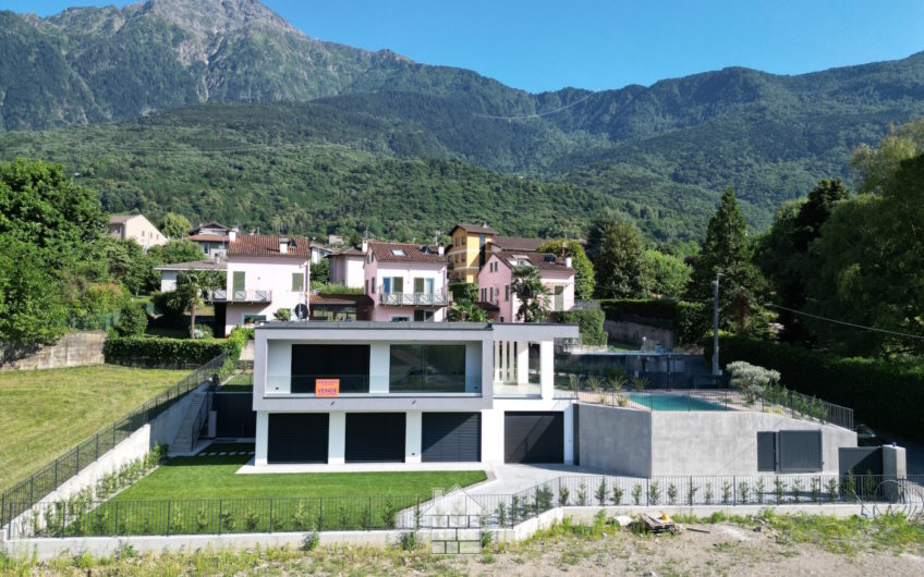 Nuova villa moderna vista lago con piscina