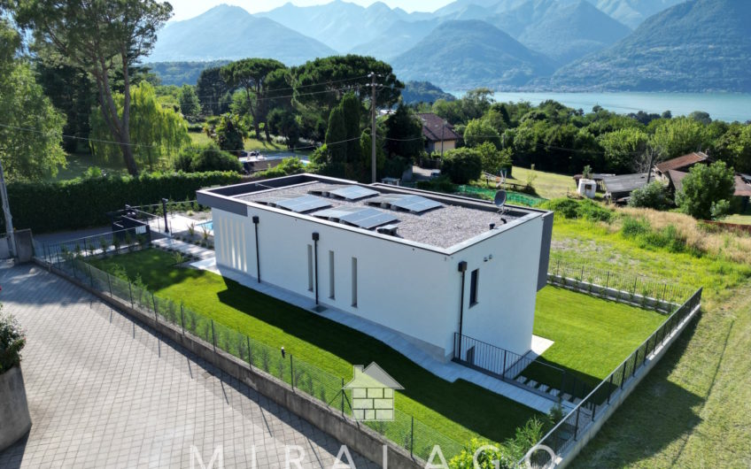 Nuova villa moderna vista lago con piscina