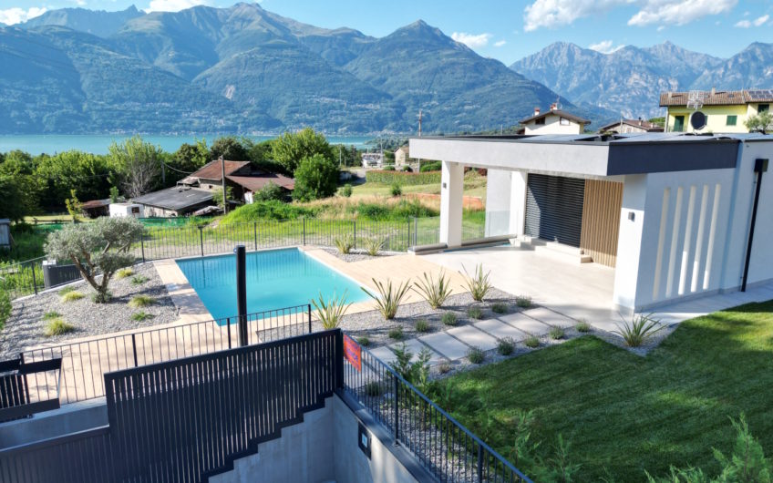 Nuova villa moderna vista lago con piscina