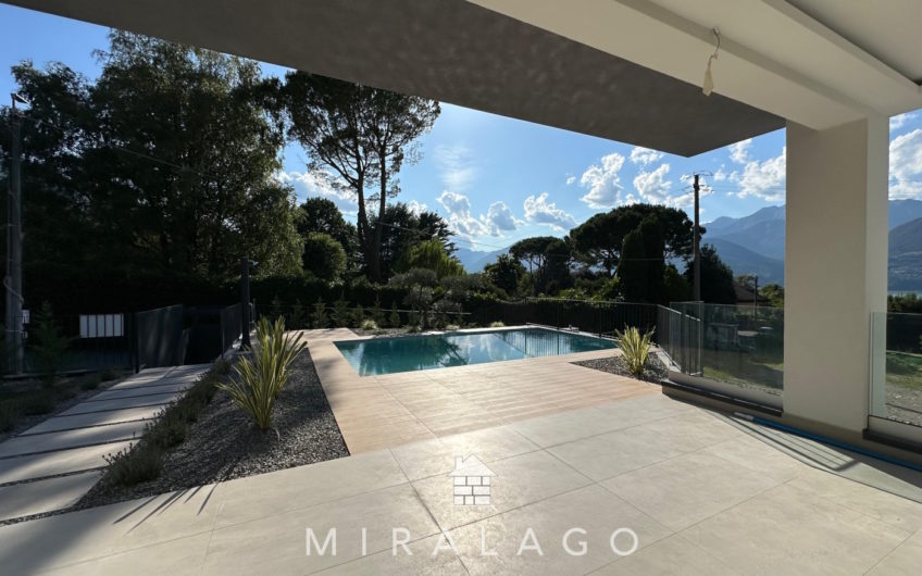 Nuova villa moderna vista lago con piscina