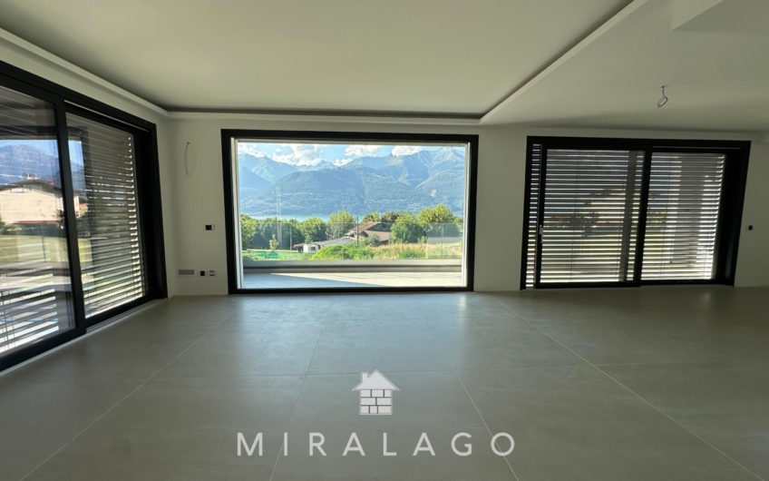 Nuova villa moderna vista lago con piscina
