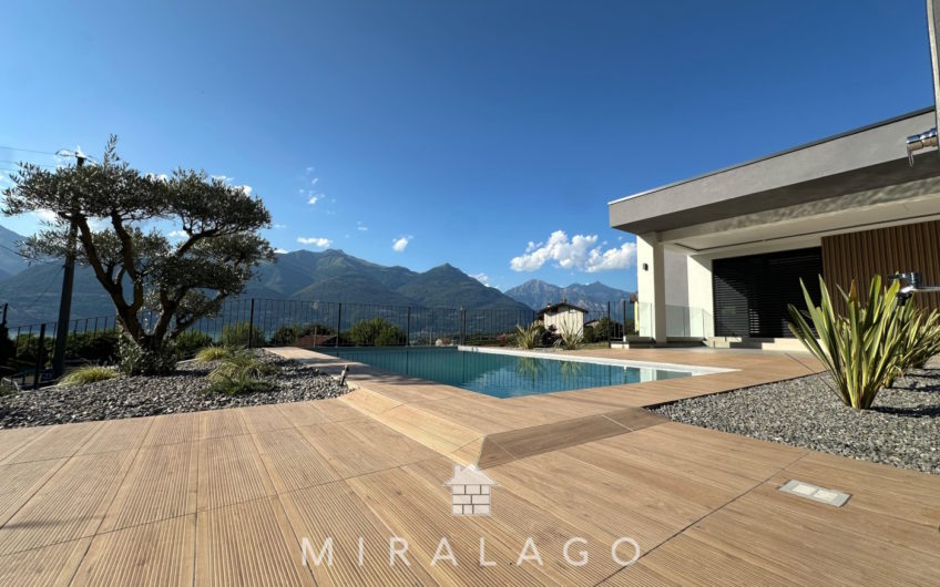 Nuova villa moderna vista lago con piscina