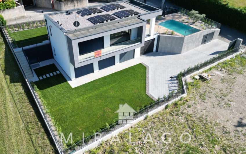 Nuova villa moderna vista lago con piscina