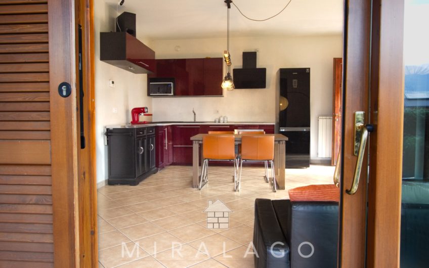COLICO Trilocale con giardino, taverna e box