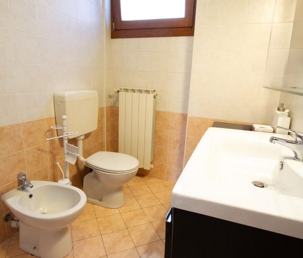 COLICO Trilocale con giardino, taverna e box