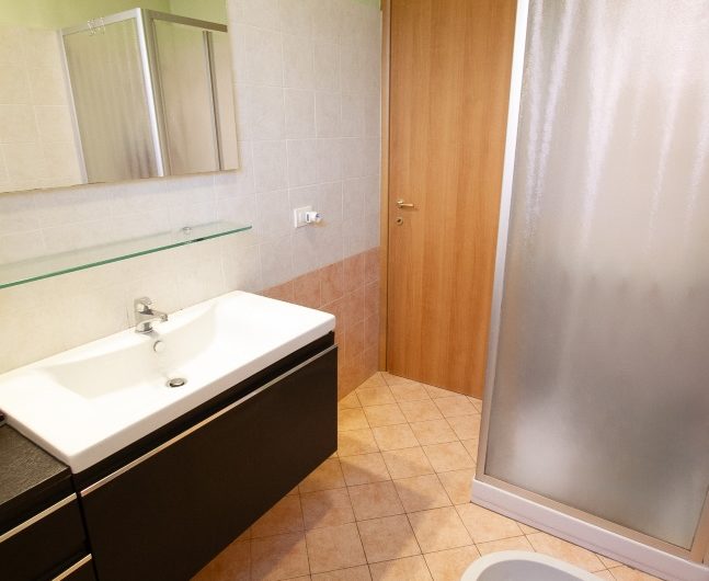 COLICO Trilocale con giardino, taverna e box