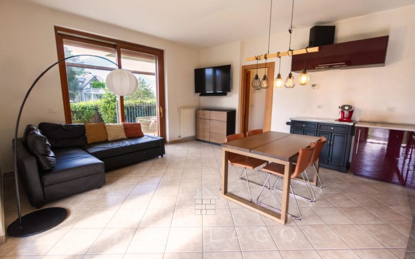 COLICO Trilocale con giardino, taverna e box
