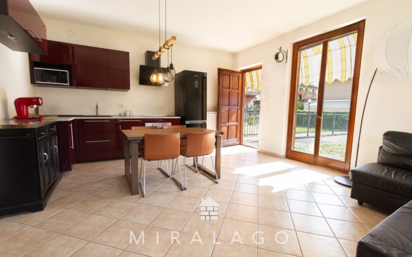 COLICO Trilocale con giardino, taverna e box