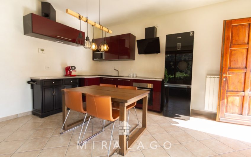 COLICO Trilocale con giardino, taverna e box