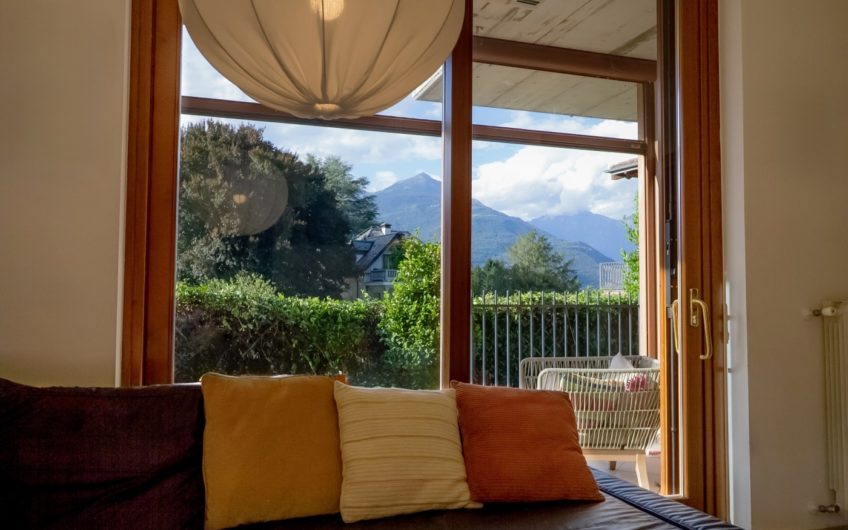 COLICO Trilocale con giardino, taverna e box