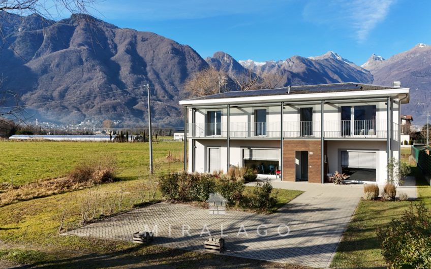 CHIAVENNA Moderna villa indipendente con grande giardino