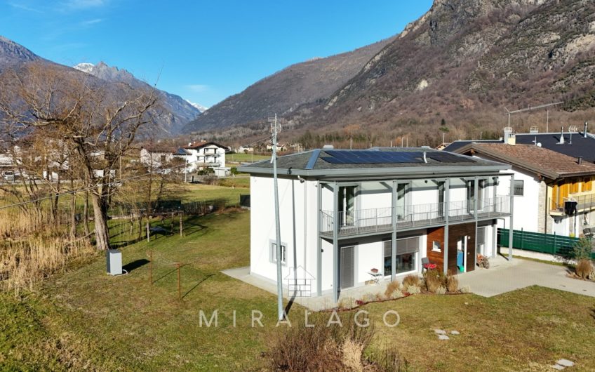CHIAVENNA Moderna villa indipendente con grande giardino