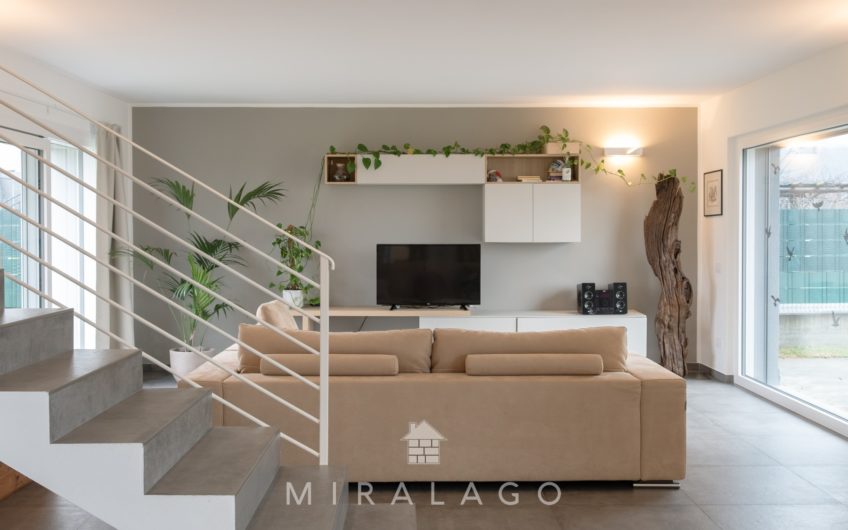 CHIAVENNA Moderna villa indipendente con grande giardino