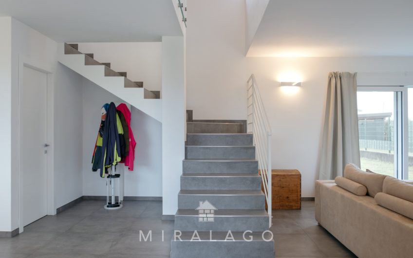 CHIAVENNA Moderna villa indipendente con grande giardino