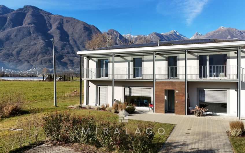 CHIAVENNA Moderna villa indipendente con grande giardino