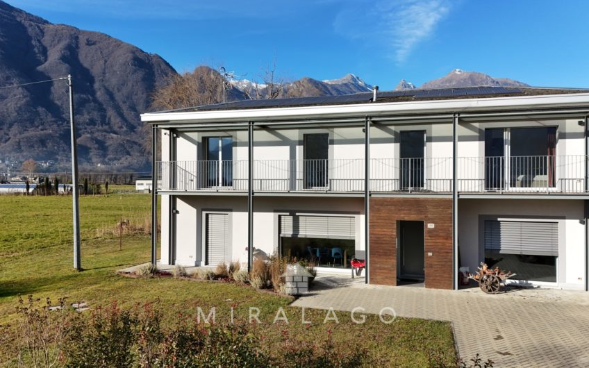 CHIAVENNA Moderna villa indipendente con grande giardino