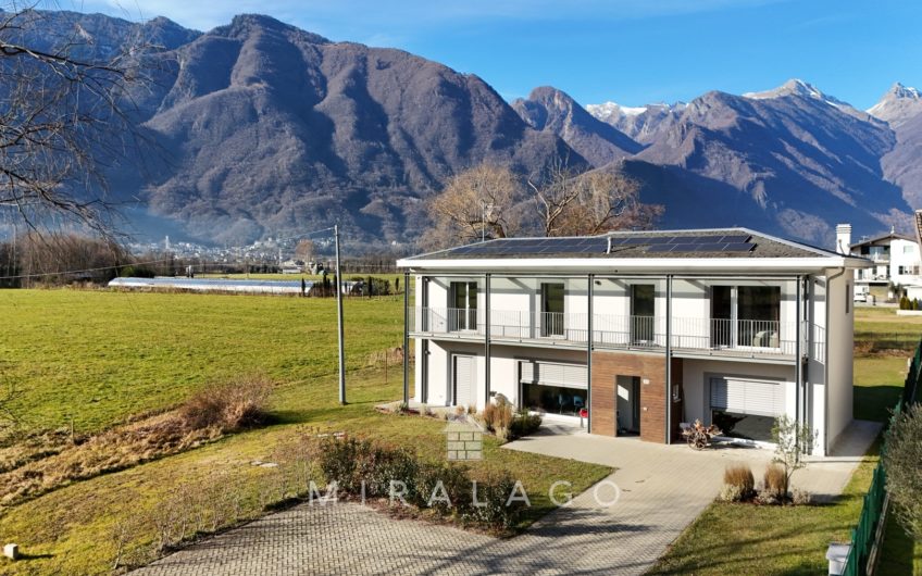 CHIAVENNA Moderna villa indipendente con grande giardino