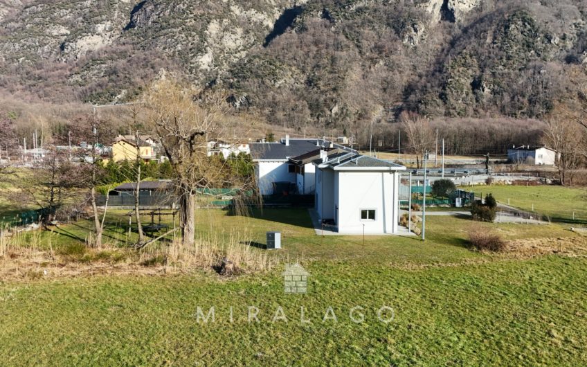 CHIAVENNA Moderna villa indipendente con grande giardino