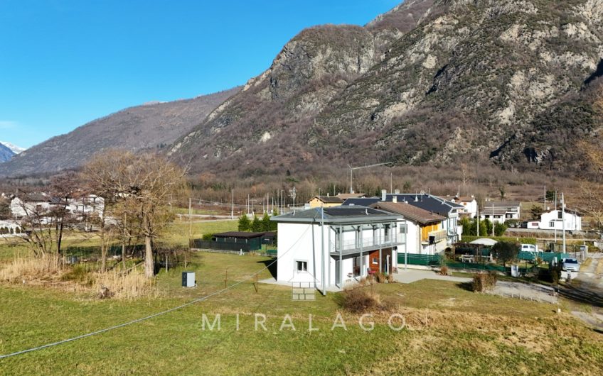 CHIAVENNA Moderna villa indipendente con grande giardino