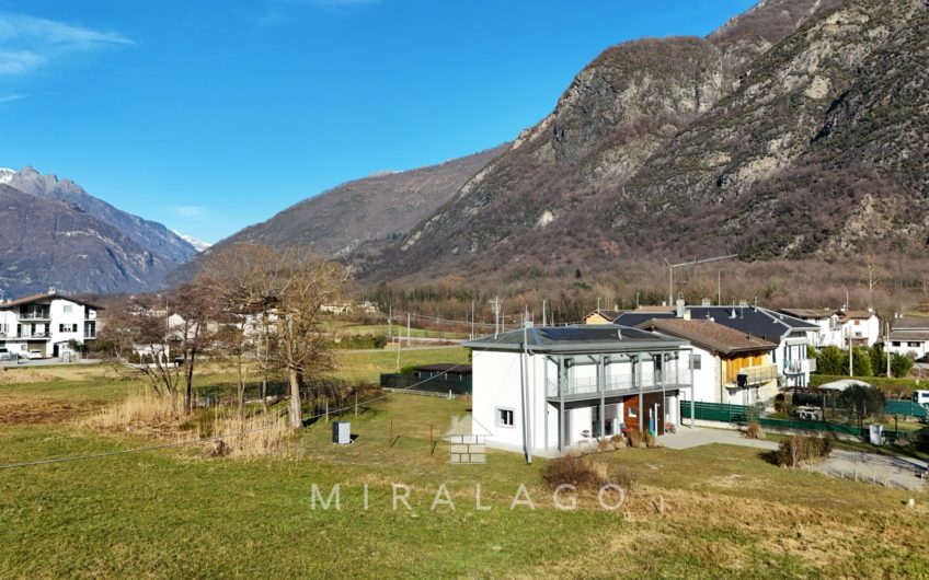 CHIAVENNA Moderna villa indipendente con grande giardino