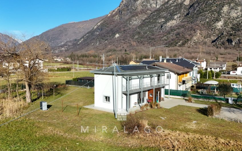 CHIAVENNA Moderna villa indipendente con grande giardino