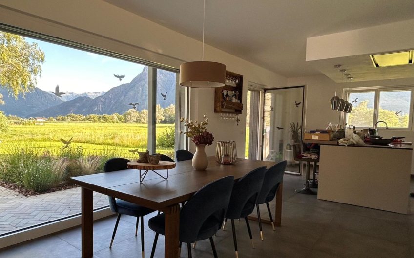 CHIAVENNA Moderna villa indipendente con grande giardino