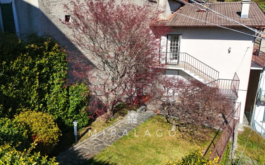 VESTRENO Casa vista lago con giardino