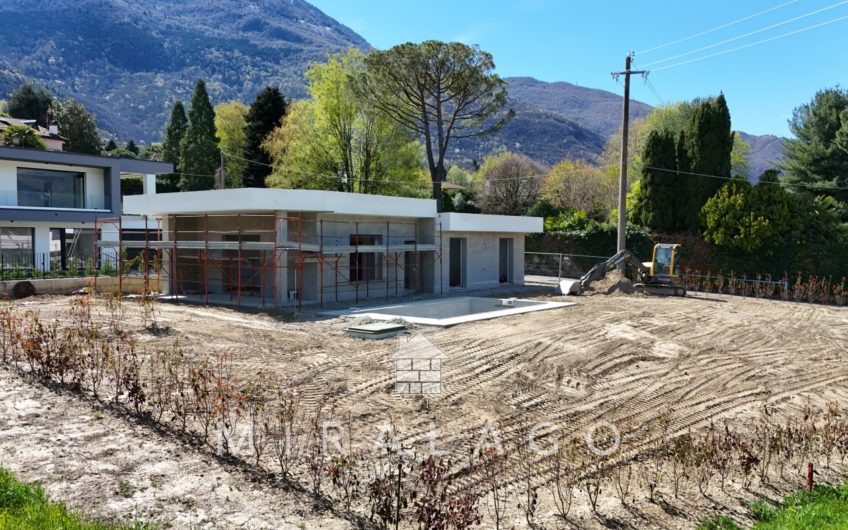 COLICO Nuova villa con piscina e 1000mq di giardino