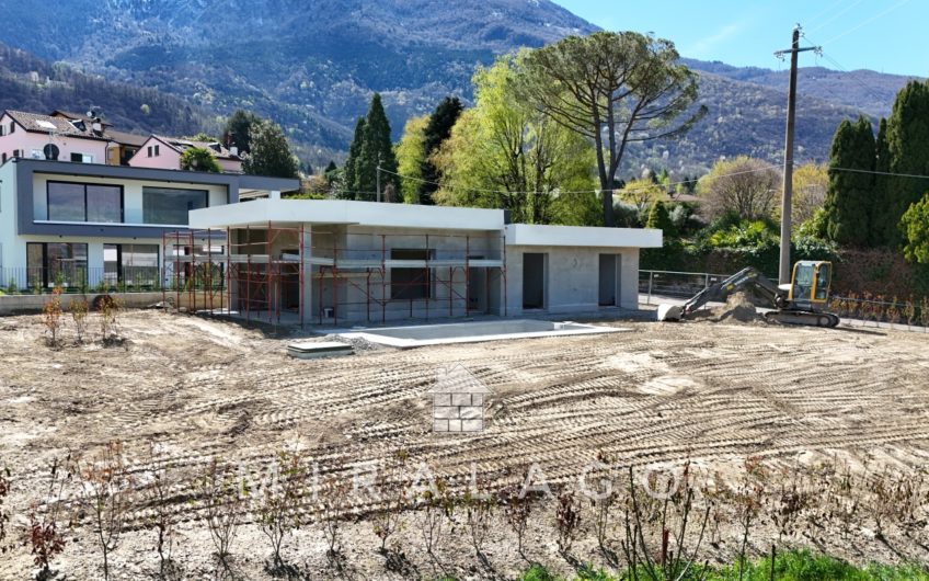 COLICO Nuova villa con piscina e 1000mq di giardino