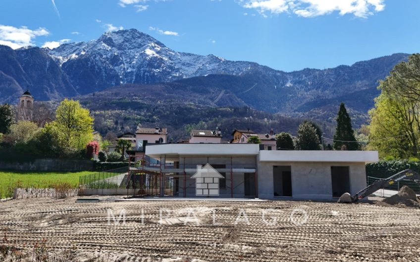 COLICO Nuova villa con piscina e 1000mq di giardino