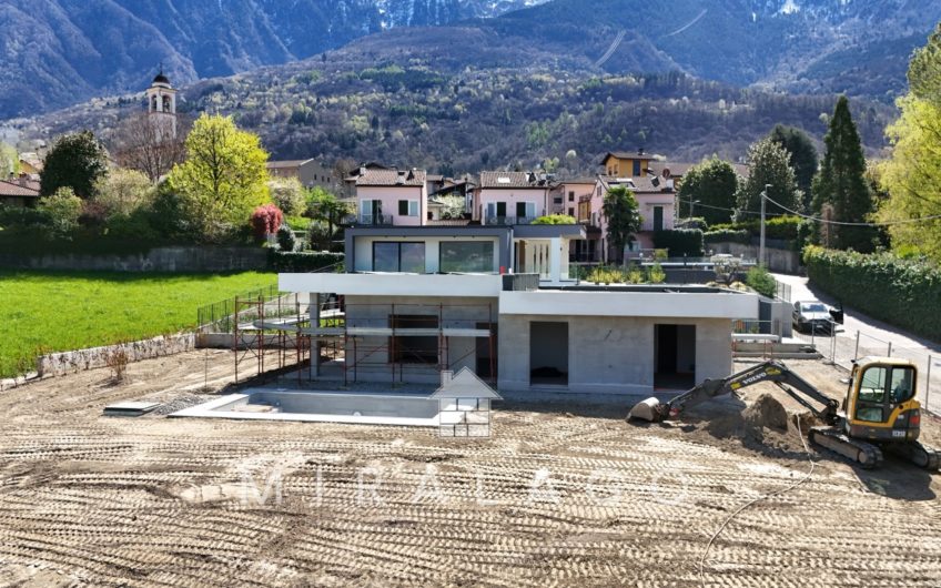 COLICO Nuova villa con piscina e 1000mq di giardino