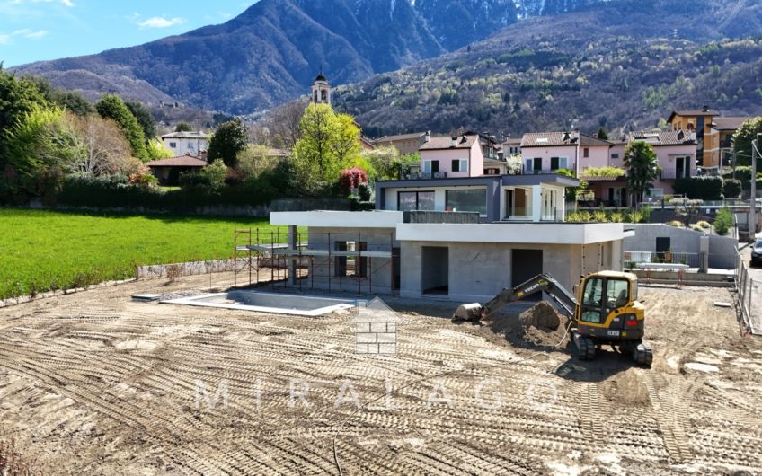 COLICO Nuova villa con piscina e 1000mq di giardino