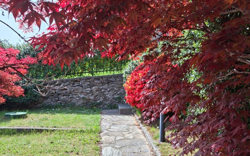 VESTRENO Casa vista lago con giardino
