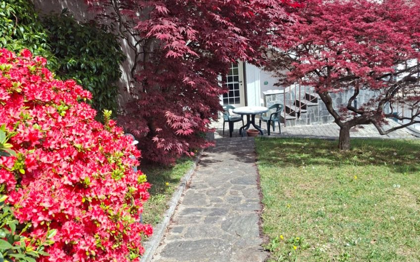 VESTRENO Casa vista lago con giardino