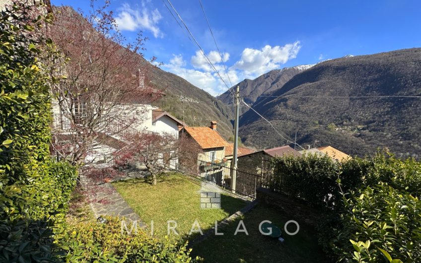 VESTRENO Casa vista lago con giardino