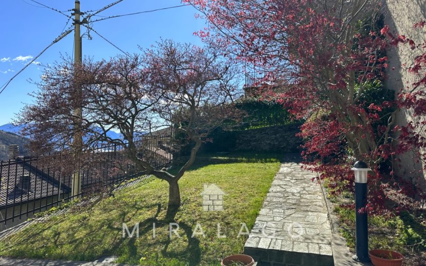 VESTRENO Casa vista lago con giardino