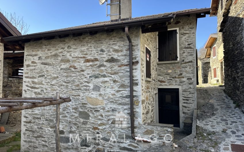 VALVARRONE Deliziosa casetta con giardino