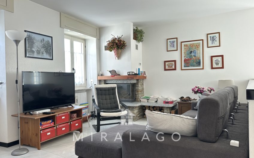 VESTRENO Casa vista lago con giardino