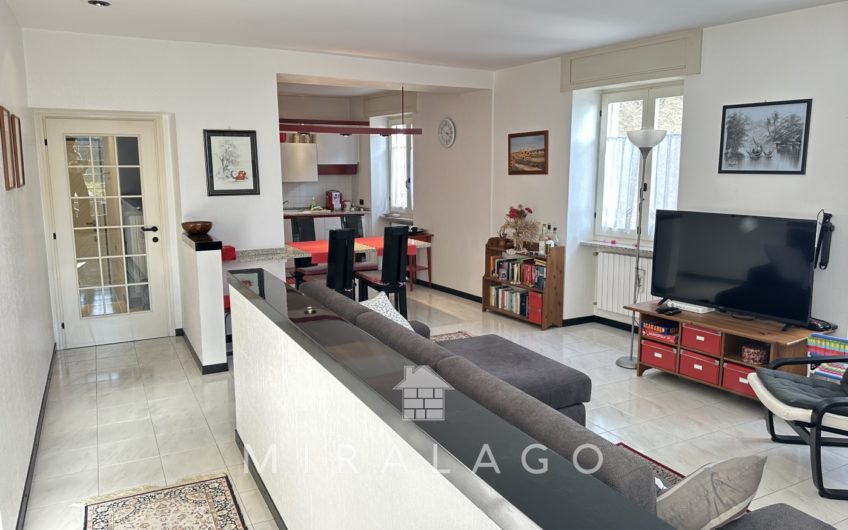 VESTRENO Casa vista lago con giardino