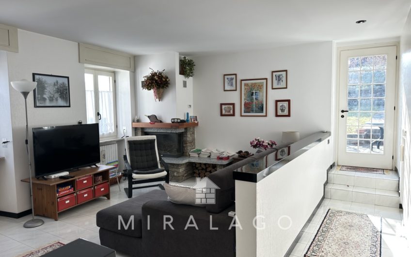 VESTRENO Casa vista lago con giardino