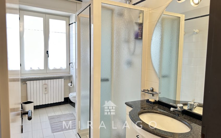 VESTRENO Casa vista lago con giardino