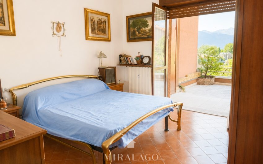 BELLANO Trilocale con terrazza di 120mq vista lago