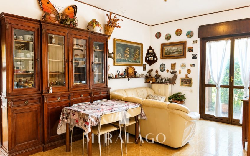 BELLANO Trilocale con terrazza di 120mq vista lago