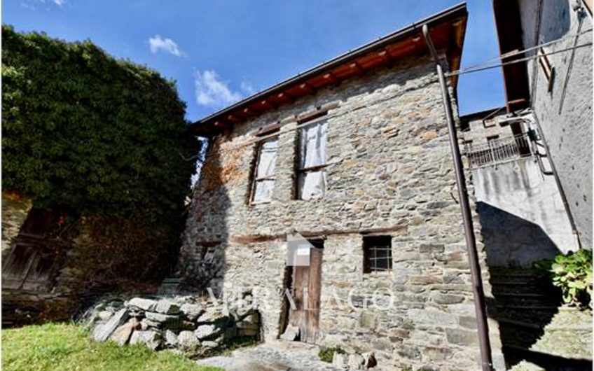 SAN SIRO (CO) Casa indipendente da ristrutturare vista lago