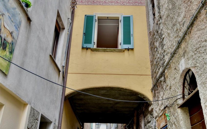 CLAINO CON OSTENO Casa indipendente nel Borgo storico